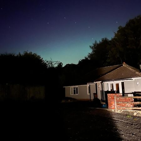 3 Bedroom Bungalow In Llanrhaeadr Ym オスウェストリー エクステリア 写真